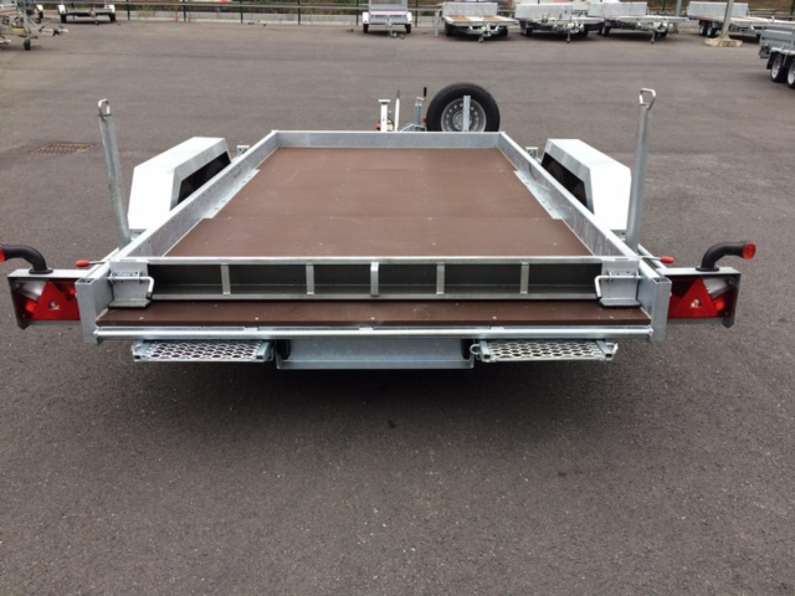 Remorque plateau double essieu – 350 × 174 cm – PTAC jusqu’à 2700 kg
